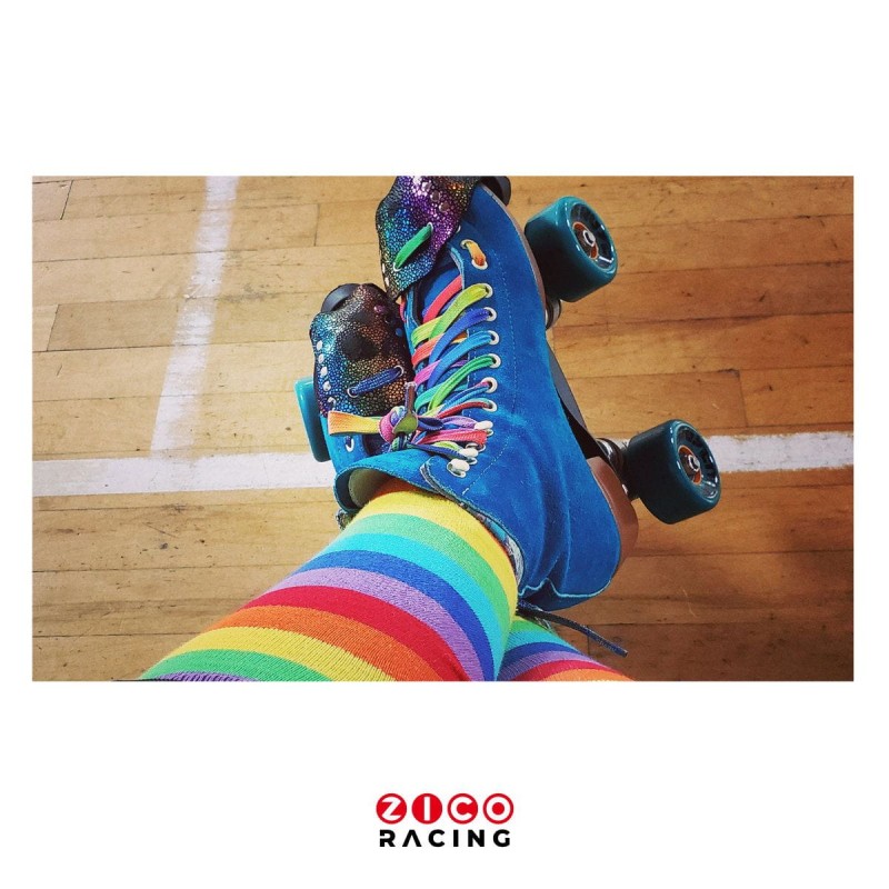 Sznurowadła woskowane marki Derby Laces Rainbow Gradient o wzorze tęczy - widok na wrotkach