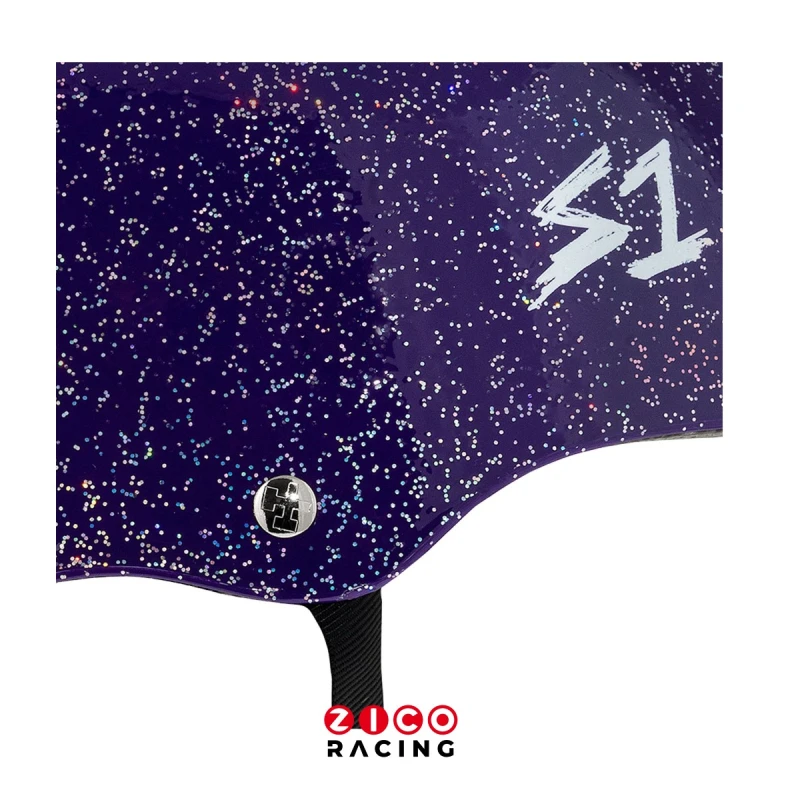 Kask marki S1 w kolorze Purple Gloss Glitter - widok z boku na fakturę kasku oraz logo S1