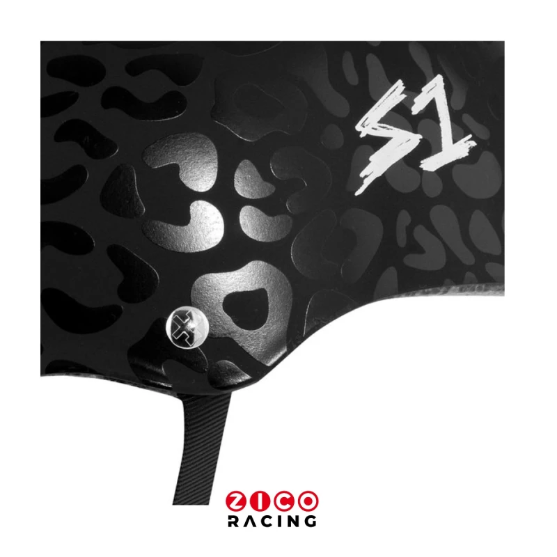 Kask marki S1 w kolorze Black On Black Leopard - widok na logo z boku i fakturę kasku