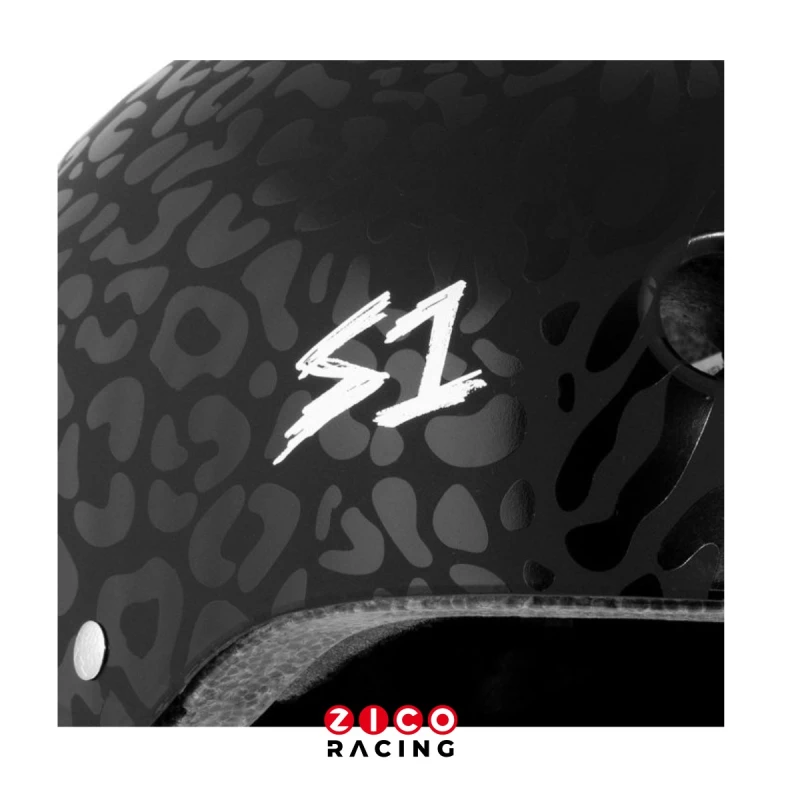 Kask marki S1 w kolorze Black On Black Leopard - widok na logo i fakturę kasku